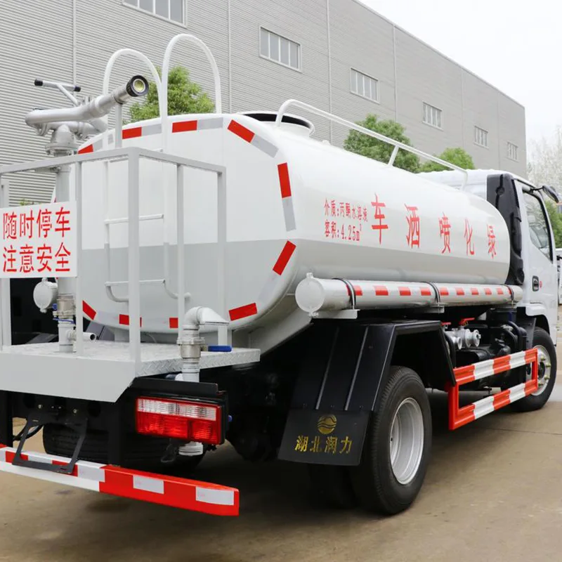 La función y aplicación del camión rociador de agua.