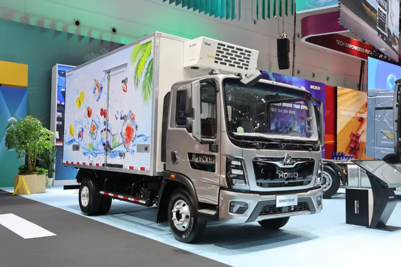¡Apareciendo en la exposición de fábrica! ¡Nueva tecnología de refrigeración y camiones frigoríficos HOWO premium!
