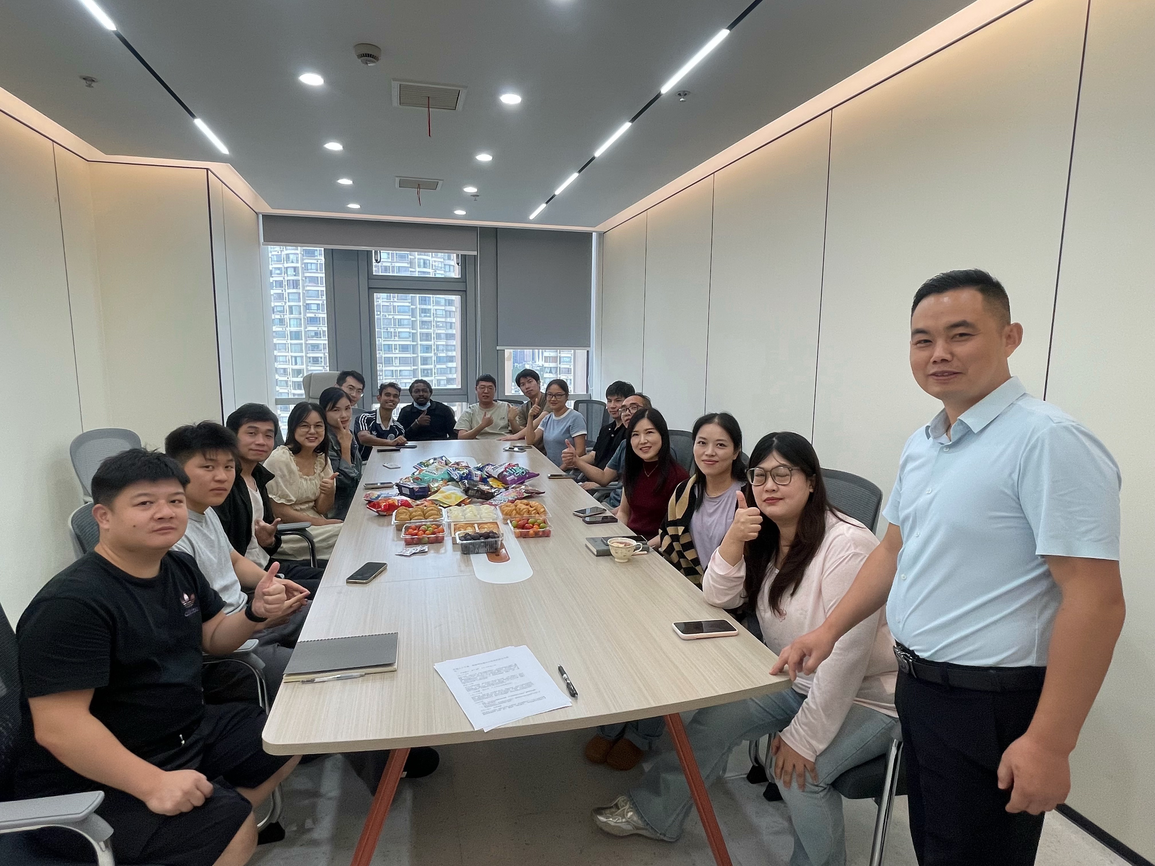 Hubei Runli organiza una relajada fiesta del té: refrigerios, juegos e historias desde la primera línea del comercio exterior