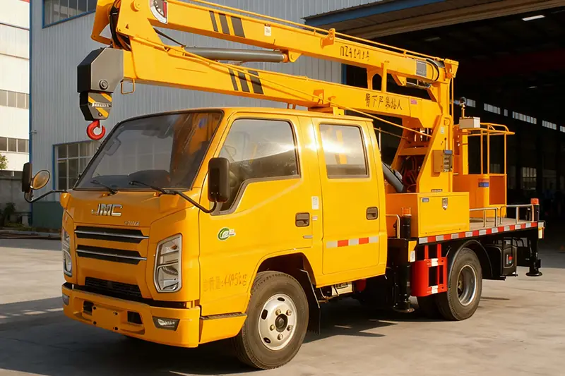 Camión de trabajo con pluma articulada mediana